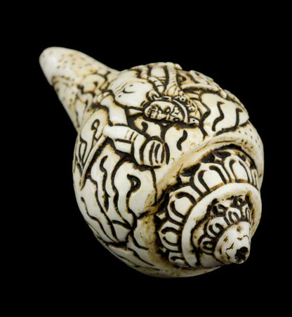 Conque Bouddhiste Tibétaine Dakini Shanka – Ornement Spirituel en Coquillage du Népal