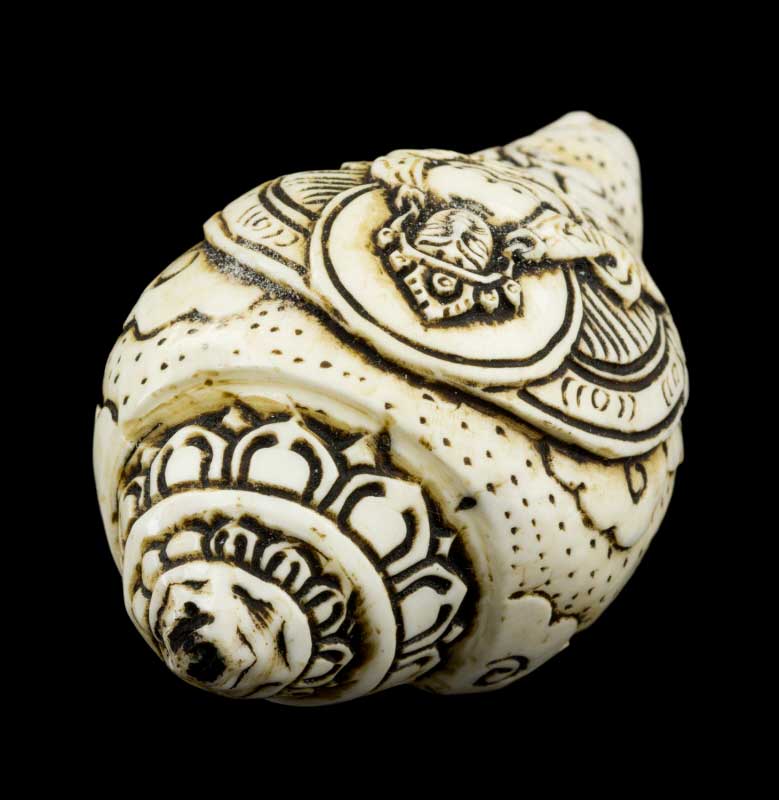Conque Bouddhiste Tibétaine Jambhala Shanka Dungkar – Ornement Spirituel en Coquillage du Népal