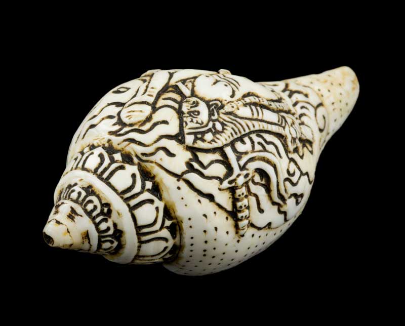 Conque Bouddhiste Tibétaine Dakini Shanka Dungkar – Ornement Spirituel en Coquillage du Népal