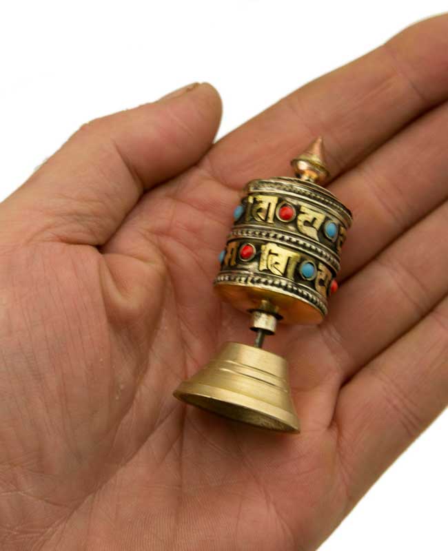 Mini moulin à prières tibétain sur socle – objet de méditation artisanal avec mantra Om Mani Padme Hum