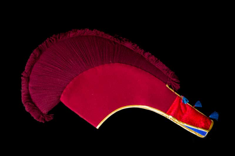 Coiffe de moine tibétain Gelug bouddhiste rouge bordeaux – art de l’Himalaya