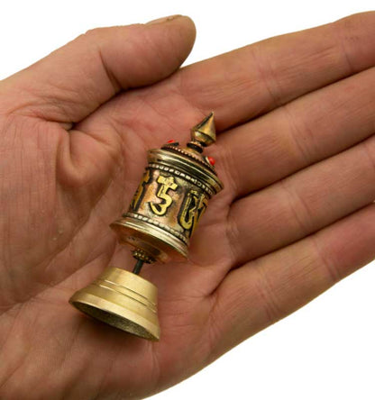 Mini moulin à prières tibétain sur socle – objet de méditation artisanal en cuivre et laiton