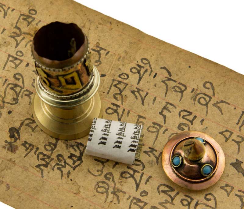 Mini moulin à prières tibétain sur socle – objet de méditation artisanal avec mantras bouddhistes