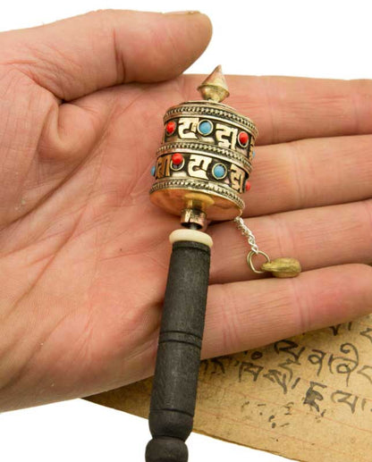 Petit moulin à prières tibétain sur socle – objet de méditation artisanal en laiton avec mantra Om Mani Padme Hum