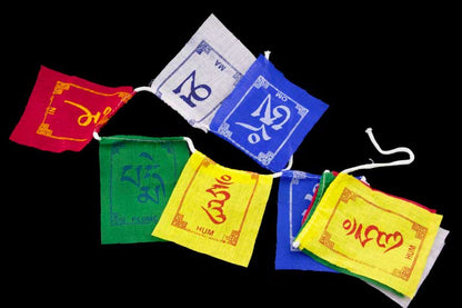 Mini Drapeaux de Prières Tibétains Om Mani Padme Hum – Guirlande Bouddhiste du Népal