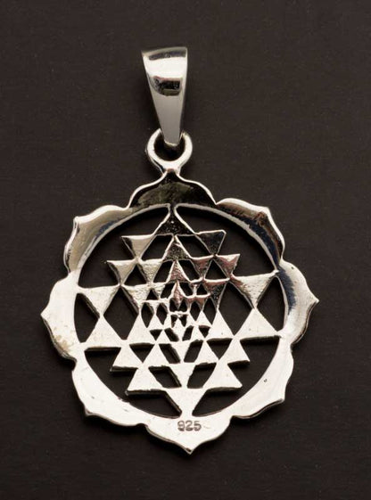 Pendentif Sri Yantra Yoga Zen en argent massif 925 – Mandala et géométrie sacrée