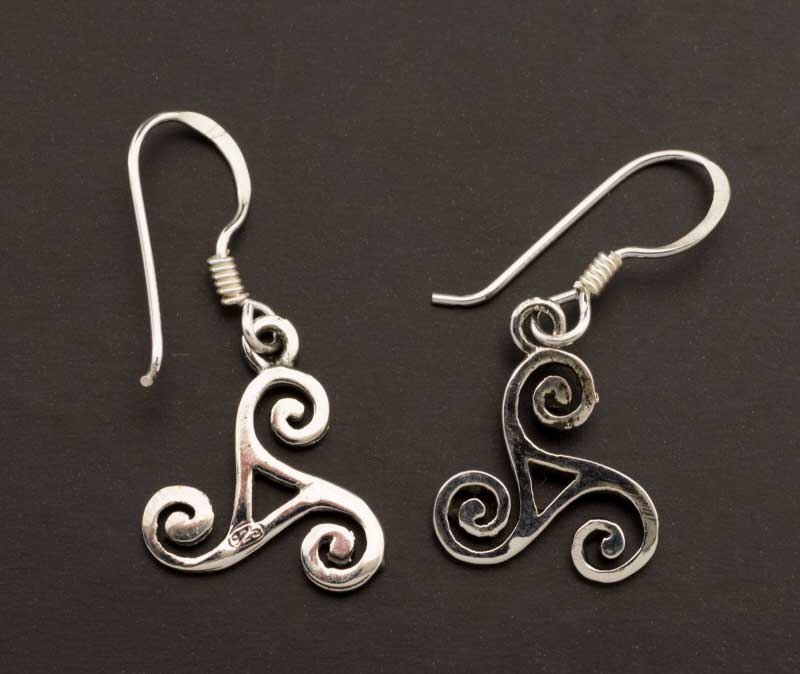 Boucles d’oreilles nœud celtique triskell en argent 925 – Symbole d’équilibre et de mouvement