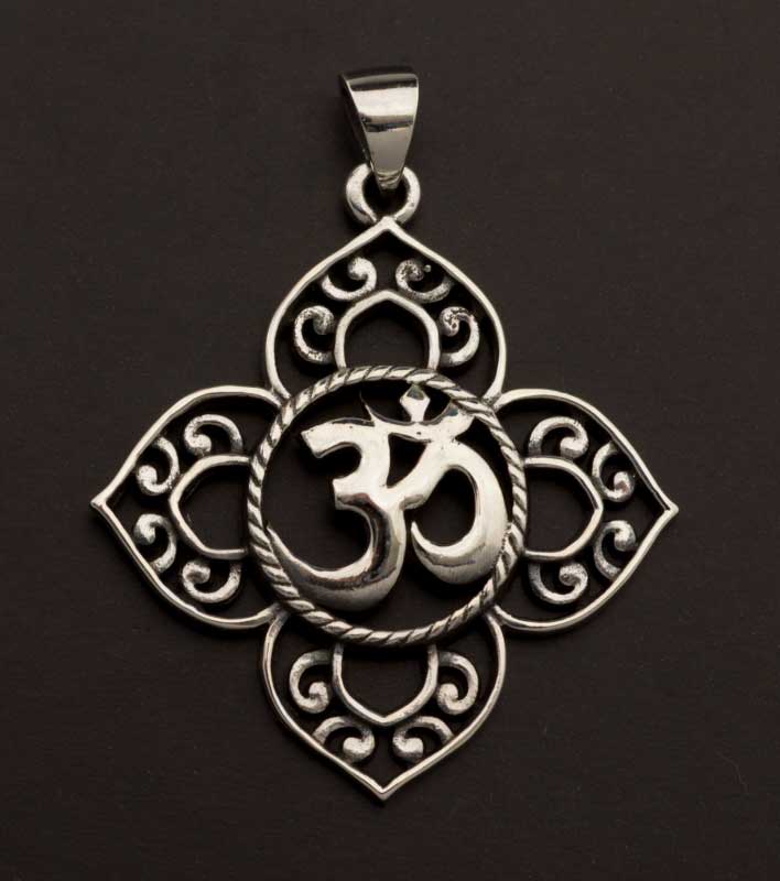 Pendentif Symbole Om au Centre d’un Lotus en Argent 925 Hindou