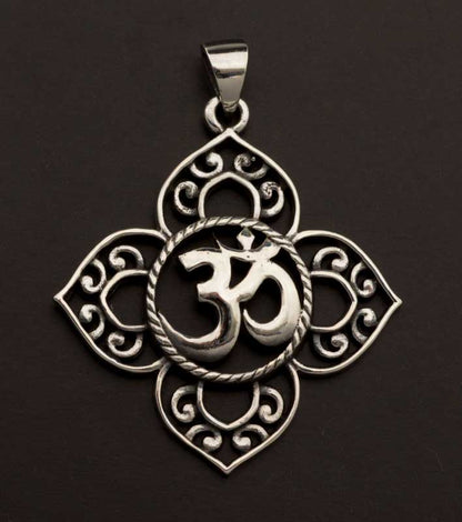 Pendentif Symbole Om au Centre d’un Lotus en Argent 925 Hindou