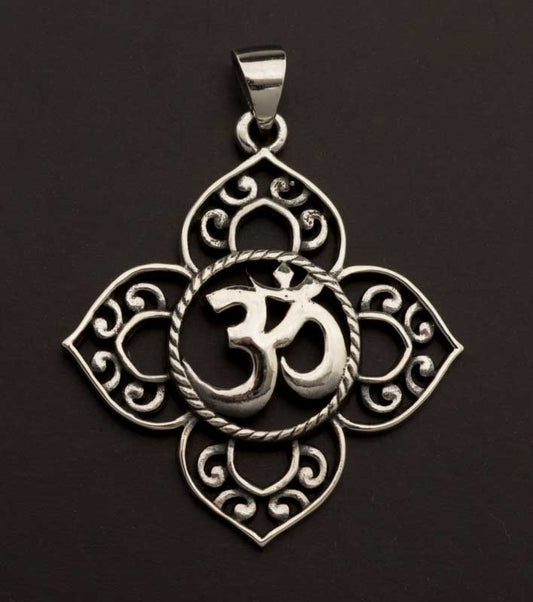 Pendentif Symbole Om au Centre d’un Lotus en Argent 925 Hindou