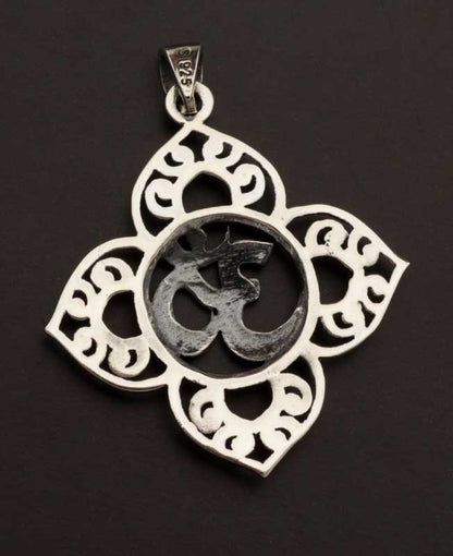 Pendentif Symbole Om au Centre d’un Lotus en Argent 925 Hindou