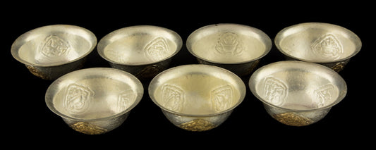 7 Bols d'Offrande Bouddhistes en Cuivre Ciselé et Argenté Ø 6.3 cm – Artisanat du Népal