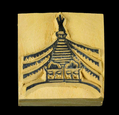 Tampon Encreur En Bois Sculpté Stupa Bouddhiste Tibétain Et Drapeaux De Prières