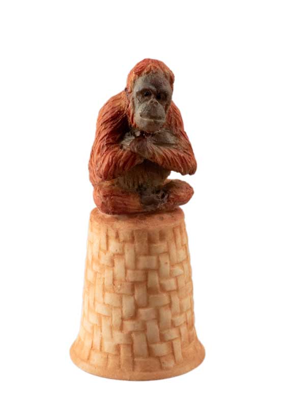 Dé à Coudre Singe Orang-Outan Bras Croisés en Céramique – Artisanat Thaïlandais