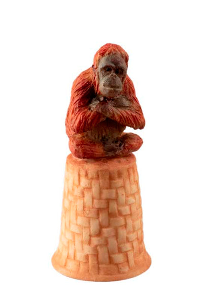 Dé à Coudre Singe Orang-Outan Bras Croisés en Céramique – Artisanat Thaïlandais