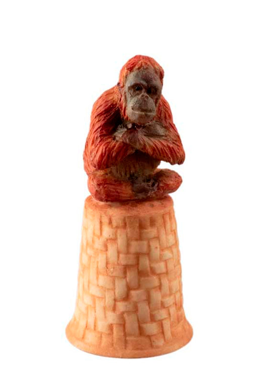 Dé à Coudre Singe Orang-Outan Bras Croisés en Céramique – Artisanat Thaïlandais