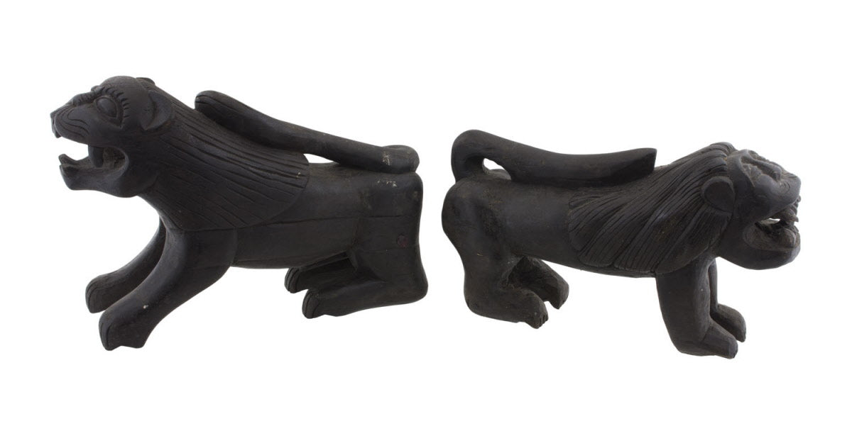Couple de Lions Gardiens du Temple – Sculptures Antiques Boudhistes du Népal