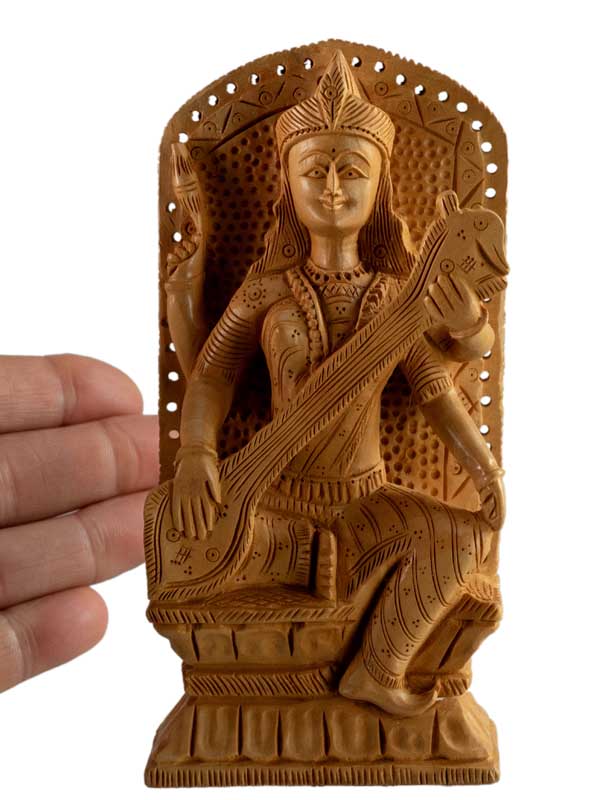 Statuette Saraswati en Bois – Déesse Hindoue de la Sagesse et du Savoir