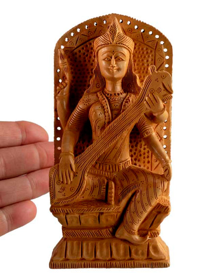 Statuette Saraswati en Bois – Déesse Hindoue de la Sagesse et du Savoir