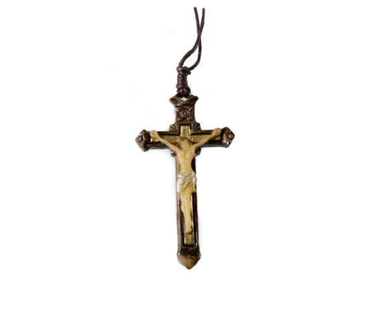 Pendentif croix du Christ en résine de qualité – bijou religieux avec cordon offert