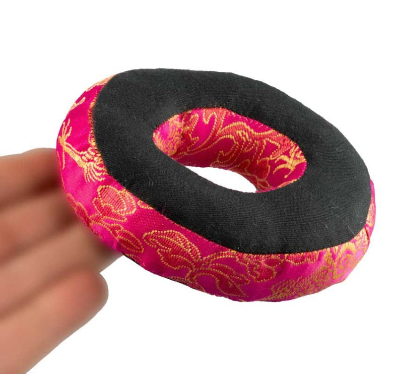Coussin pour Bol Tibétain Ø11cm – Brocart Rose Fuchsia – Artisanat du Népal