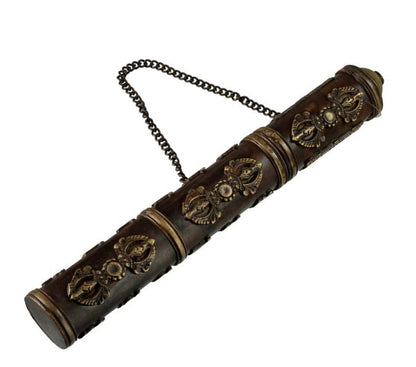 Étui à encens tibétain en cuivre et laiton – porte-bâtonnets décoré du Vajra et de mantras