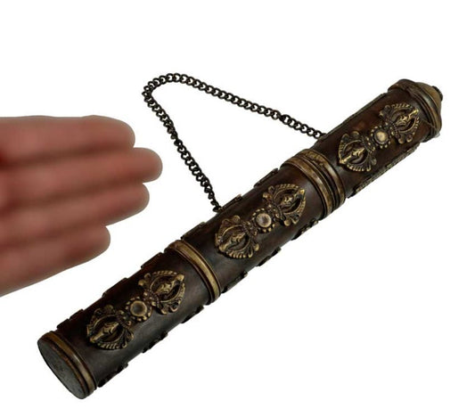 Étui à encens tibétain en cuivre et laiton – porte-bâtonnets décoré du Vajra et de mantras