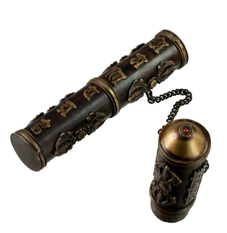 Étui à encens tibétain en cuivre et laiton – porte-bâtonnets décoré du Vajra et de mantras