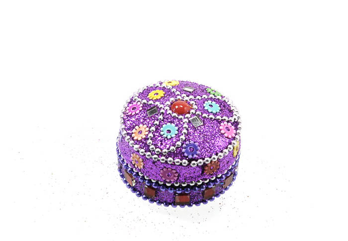 Petite Boîte Décorative Violette en Métal – Artisanat Indien