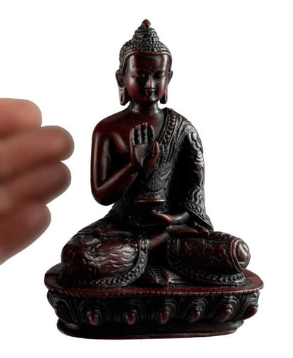 Statue Bouddha Amoghasiddhi Abhaya Mudra – Résine bordeaux artisanale du Népal 13,5 cm