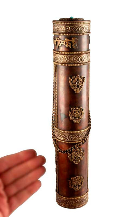 Étui à encens tibétain en cuivre et laiton – porte-manuscrit décoré de mantras et symboles auspicieux