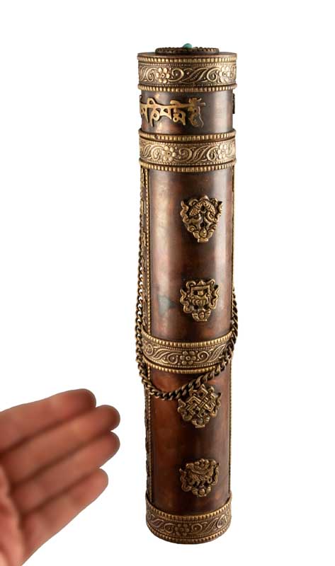 Étui à encens tibétain en cuivre et laiton – porte-manuscrit décoré de mantras et symboles auspicieux