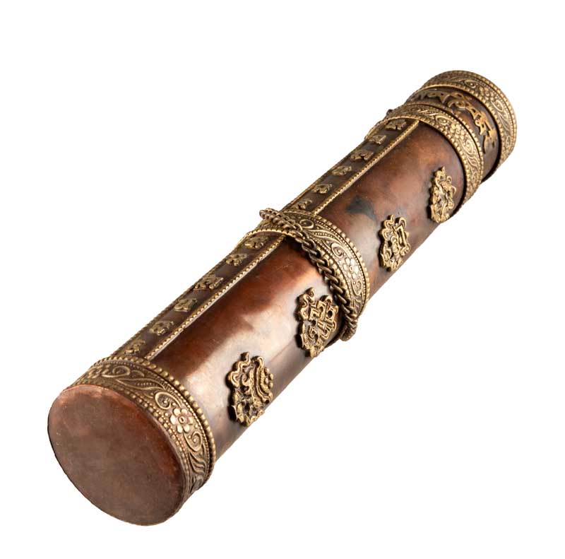 Étui à encens tibétain en cuivre et laiton – porte-manuscrit décoré de mantras et symboles auspicieux