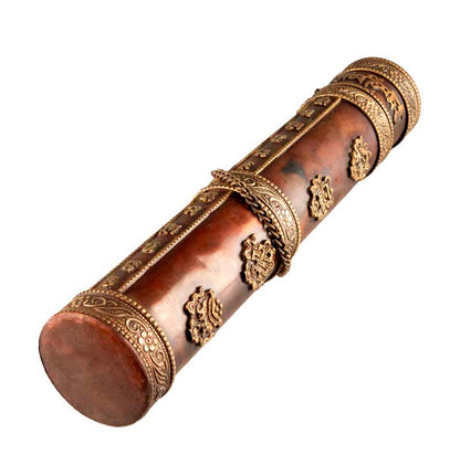 Étui à encens tibétain en cuivre et laiton – porte-manuscrit décoré de mantras et symboles auspicieux