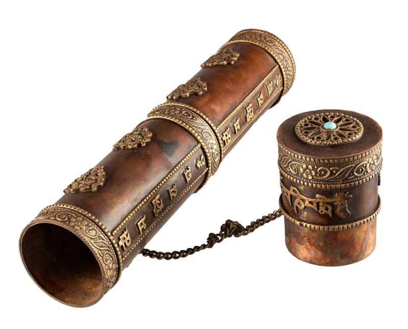 Étui à encens tibétain en cuivre et laiton – porte-manuscrit décoré de mantras et symboles auspicieux