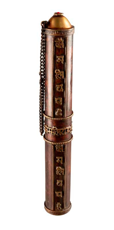 Étui à encens tibétain en cuivre et laiton – porte-manuscrit décoré de mantra bouddhiste