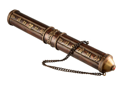Étui à encens tibétain en cuivre et laiton – porte-manuscrit décoré de mantra bouddhiste