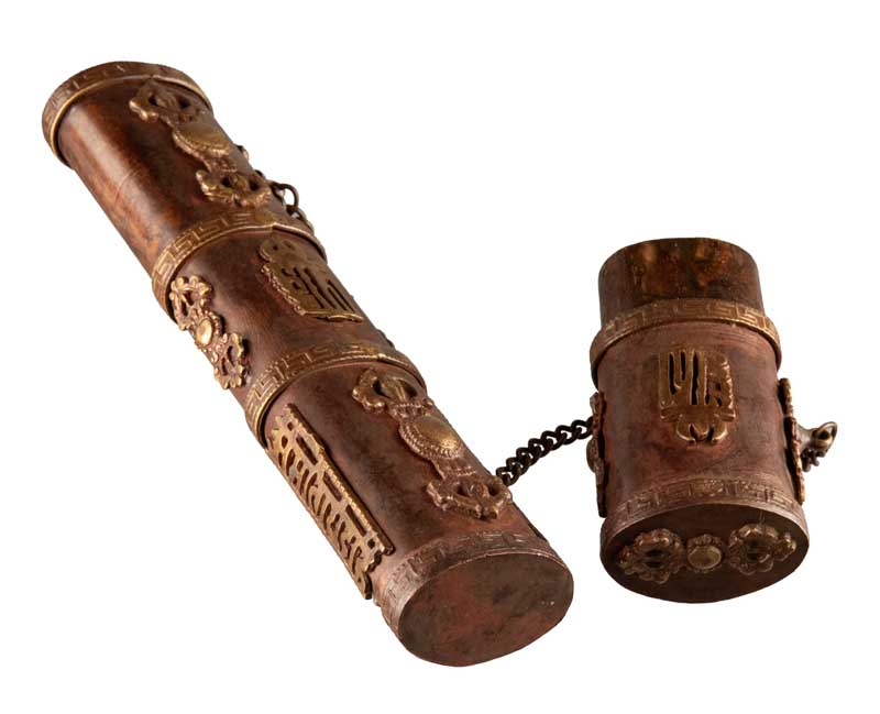 Étui à encens tibétain en cuivre et laiton – porte-manuscrit décoré du Vajra et du Kalachakra