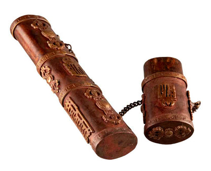 Étui à encens tibétain en cuivre et laiton – porte-manuscrit décoré du Vajra et du Kalachakra