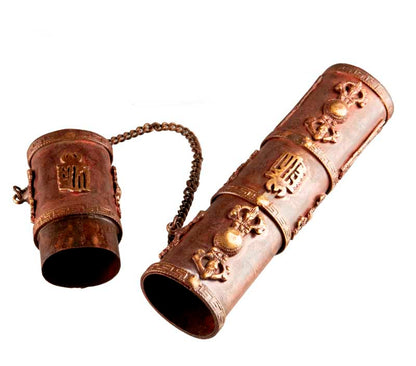 Étui à encens tibétain en cuivre et laiton – porte-manuscrit décoré du Vajra et du Kalachakra