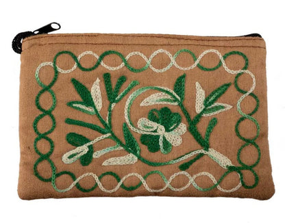 Porte-Monnaie Brodé Fleurs Vertes sur Fond Marron – Artisanat Népalais