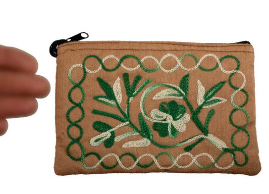 Porte-Monnaie Brodé Fleurs Vertes sur Fond Marron – Artisanat Népalais