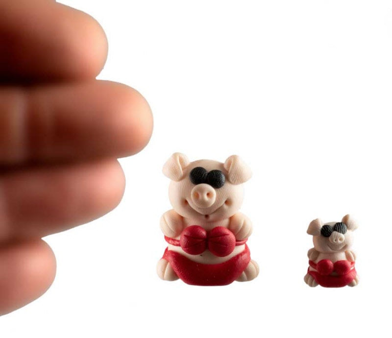 Figurines Cochon et Son Petit en Maillot Rouge – Pâte Polymère de Thaïlande