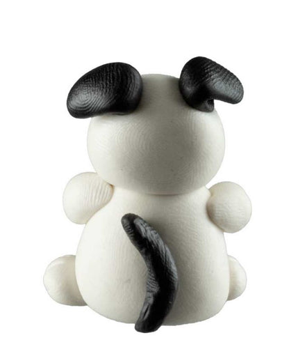 Figurine Chien Noir et Blanc Miniature – Artisanat Thaïlandais en Pâte Polymère