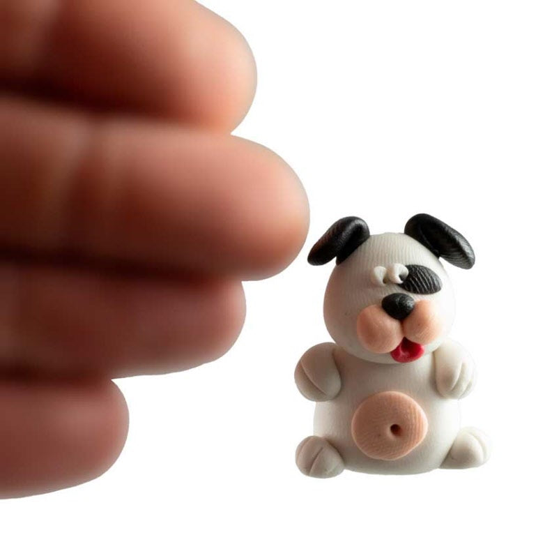 Figurine Chien Noir et Blanc Miniature – Artisanat Thaïlandais en Pâte Polymère