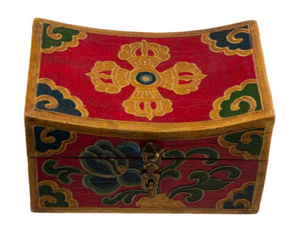 Coffret tibétain en bois peint – forme oreiller, décor Vajra et Joyaux d’offrande