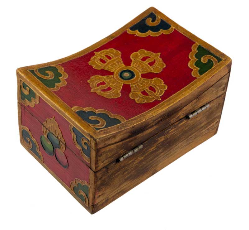 Coffret tibétain en bois peint – forme oreiller, décor Vajra et Joyaux d’offrande