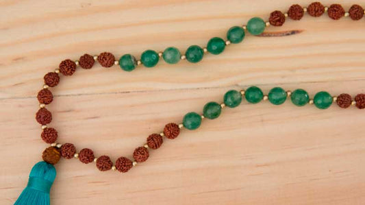 Sautoir Mala Tibétain En Rudraksha Et Pierres Vertes