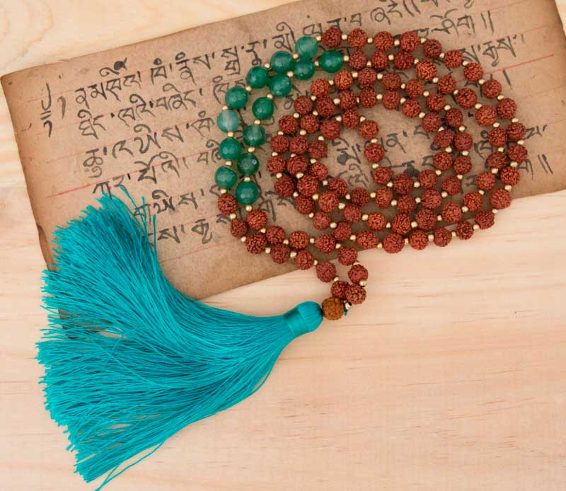 Sautoir Mala Tibétain En Rudraksha Et Pierres Vertes