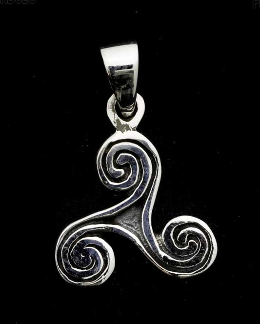 Pendentif triskel en argent 925 – Élégance celtique intemporelle
